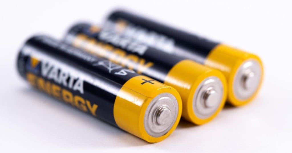 Akku-Kettensägen brauchen Strom aus einem Akku. Auch wenn dieser anders aussieht, das Prinzip ist dasselbe.