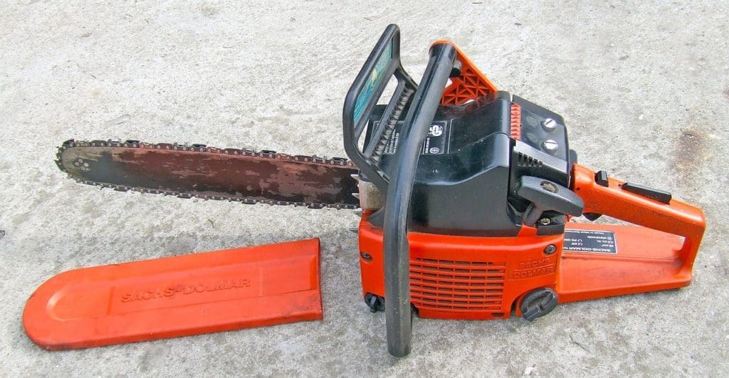 Eine heute übliche Back-Handle-Kettensäge hat hinten einen langen Griff mit Gashebel.