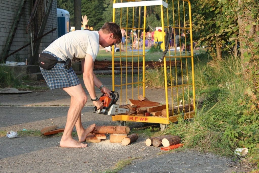Wie bei allen Arbeiten mit Sägen solltest du auch bei der Kettensäge Reparatur gewisse Sicherheitsaspekte berücksichtigen und beispielsweise Handschuhe tragen.