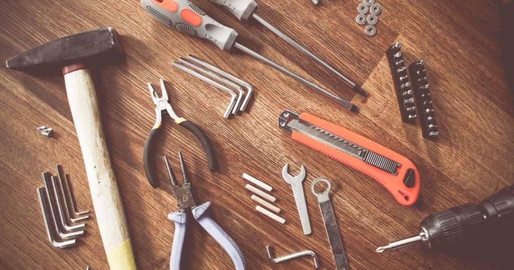 Für eine Kettensägen Reparatur braucht es oft nicht viel Werkzeug.