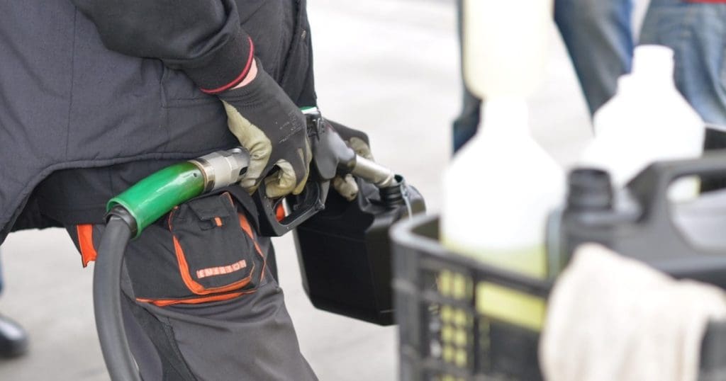 Benzin mischen für Zweitaktmotoren ist nicht schwierig.