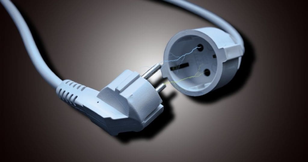 Elektro-Kettensägen hängen am Strom.